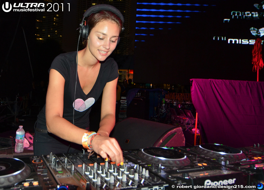 DJ Miss Nine, Live Stage #1315 - 2011 Ultra Music Festival