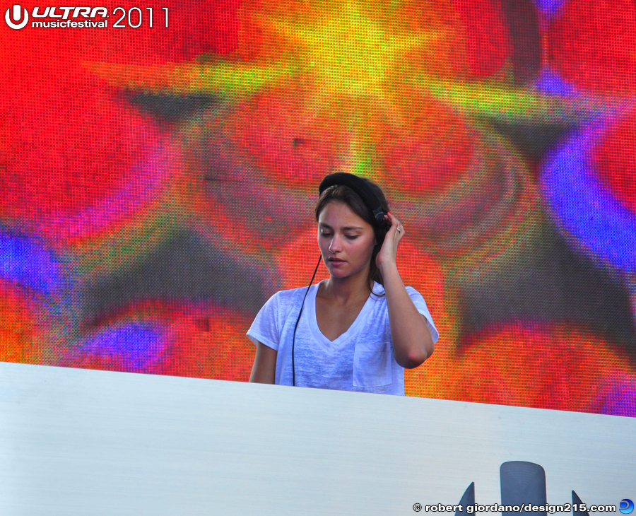 Miss Nine, Live Stage - 2011 Ultra Music Festival