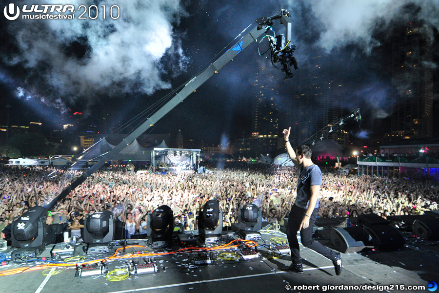 Tiesto waving Goodnight! - 2010 Ultra Music Festival